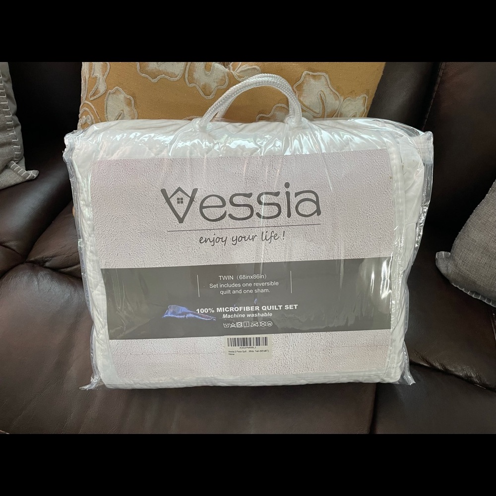 NWT white ruffled twin quilt